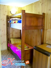 Двухъярусная кровать в гостинице Валенсия (Канака)